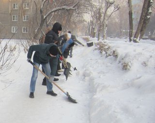 Как вы относитесь к привлечению школьников и студентов к участию в субботниках?